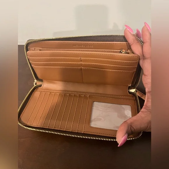 ⭐️ Authentic Michael Kors Large Logo Continental Wallet ⭐️ - Picture 4 of 6